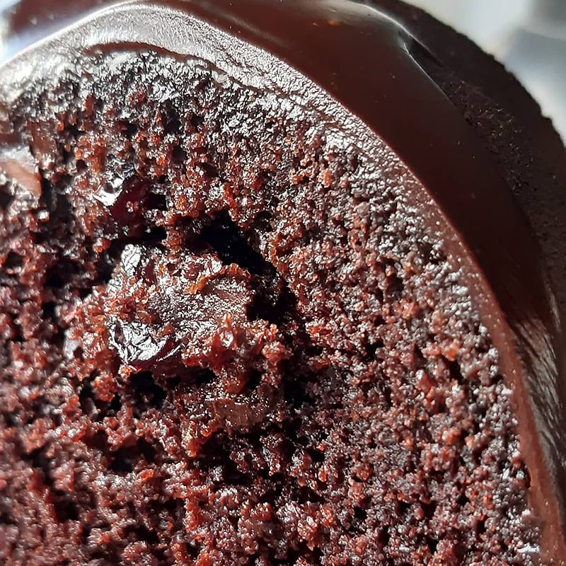 Encomende agora! O Bolo Heaven & Hell Crazy For Cakes tem o saboroso poder do chocolate, combinado com uma calda maravilhosa.