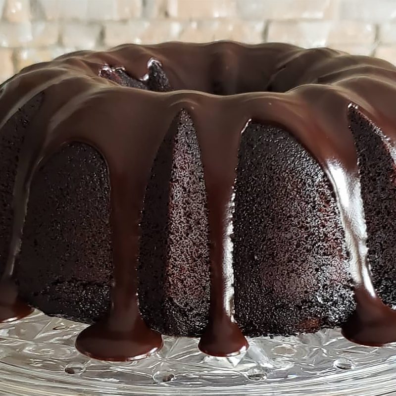 Encomende agora! O Bolo Heaven & Hell Crazy For Cakes tem o saboroso poder do chocolate, combinado com uma calda maravilhosa.