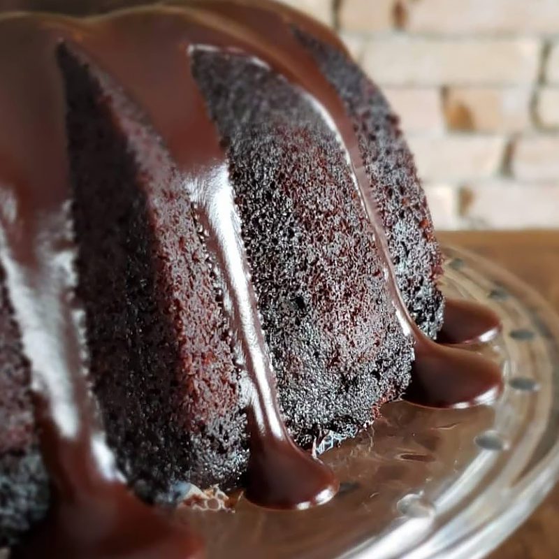 Encomende agora! O Bolo Heaven & Hell Crazy For Cakes tem o saboroso poder do chocolate, combinado com uma calda maravilhosa.